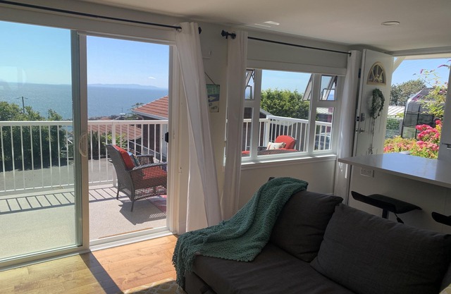Ocean view quiet modern and cozy. Close to the beach.