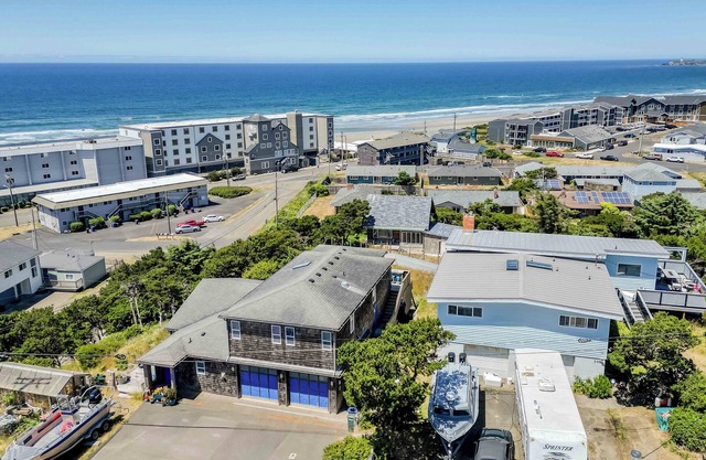 Ocean-View, Upper-Level Guest House Near Nye Beach with a Hot Tub