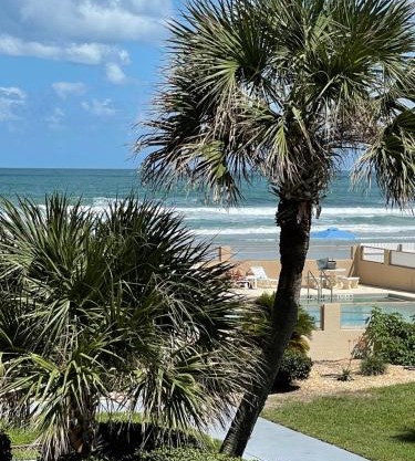 Ocean Views Retreat . Enjoy the Ocean View from your balcony