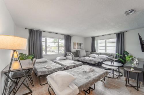 Ocean Whisper - Sleeps 11 - Palm Wave Stays
