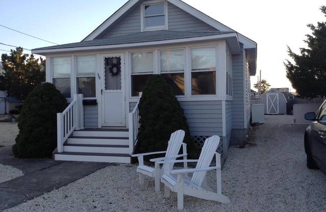 OceanBlock! 6 houses to beach. Aug 23-30 rate 3495! Fall weekends& mini week