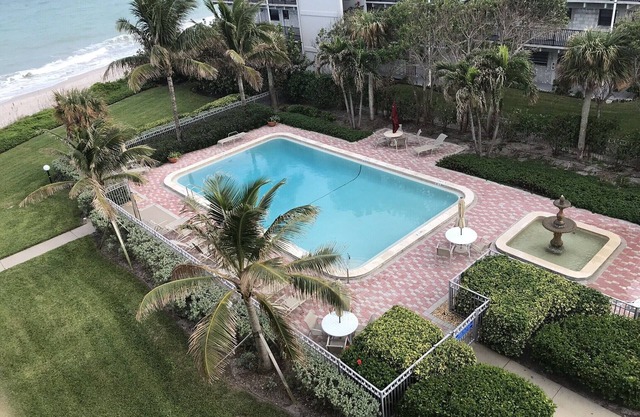Oceanfront 2B Gem .March-!.Aug.custom kitchen West Indies,decor Heated.Pool.