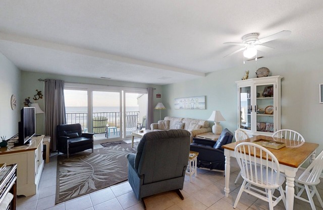 Oceanfront, 2nd-Floor Condo with Great Ocean View, Balcony, WiFi & Shared Pool