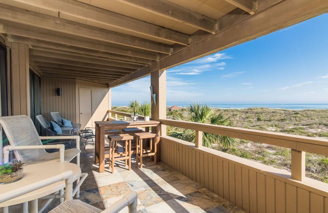 Oceanfront - 3 Bedroom Renovated 1,800 sq ft. + Huge Balcony - Casual Elegance