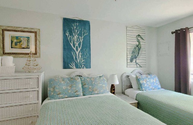 OCEANFRONT & BOARDWALK a block away! All Aug dates reduced! 10% off any 7 nights