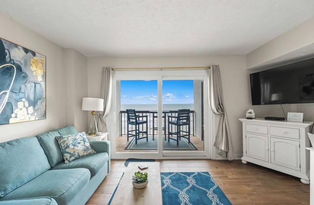 Oceanfront. Crescent Beach. 1 bedroom 2 bath. Great deal! 3 night min. all year.