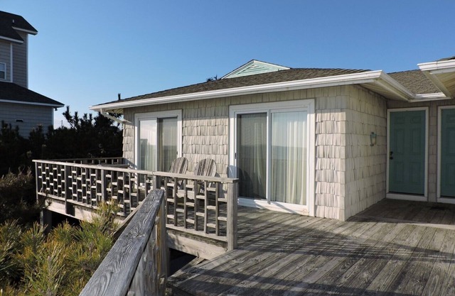 Oceanfront Charm 2BR Cottage Perfect for a Cozy Coastal Escape