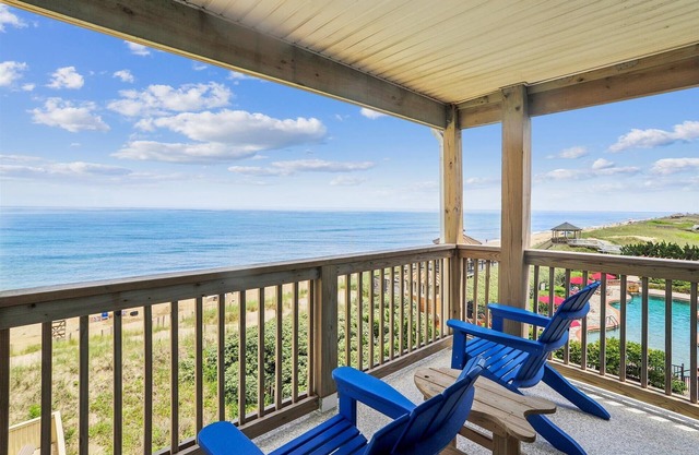 Oceanfront condo in KDH w/panoramic views & a community pool!