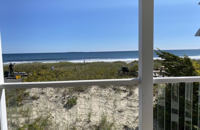 Oceanfront condo 1 mile from the pier