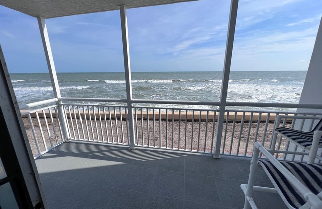 OCEANFRONT Condo! 2nd floor balcony 30' from ocean. 2 King bed, 2 full bath.