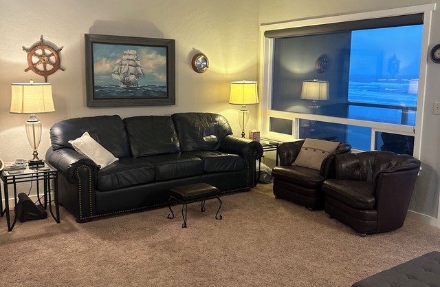 Oceanfront Condo: Panoramic Views, Jacuzzi, Romantic Nye Beach Getaway Newport