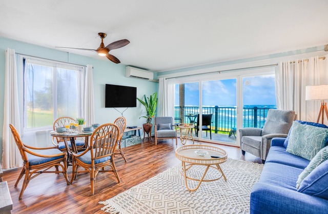 Oceanfront condo with balcony, great view, pool, hot tub - 50 ft to beach