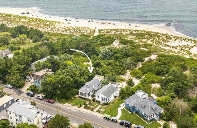 Oceanfront cottage, Steps to the Beach