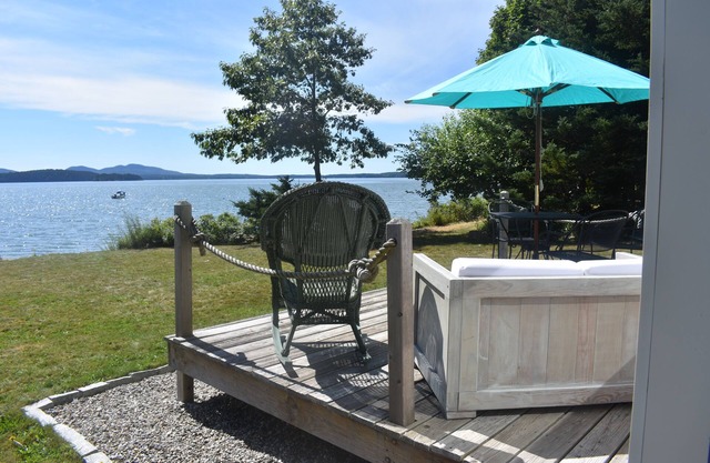 Oceanfront cottage with gorgeous views of Cadillac Mt.,seals and ocean birds