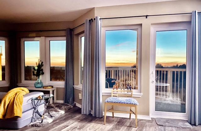 Oceanfront Designer Retreat: 2 Masters, KING Bed!