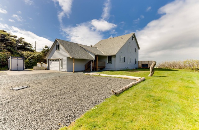 Oceanfront, dog-friendly gem with Castle Rock view, hot tub & beach access