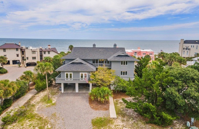 Oceanfront Family Retreat 7 Bedrooms Relax, Recharge, and Enjoy Stunning Views.