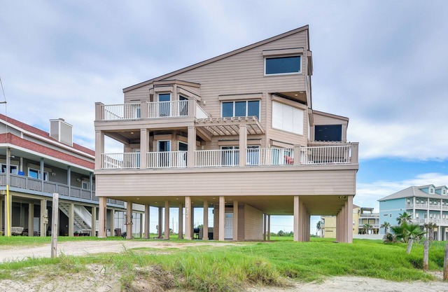 Oceanfront Galveston Beach House: Steps to Sand!