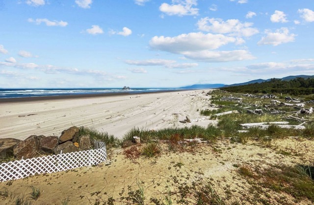 Oceanfront Getaway, Stunning Views, Pet Friendly, Spacious Deck, Steps to the Beach