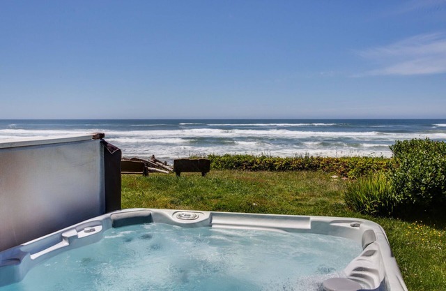 Oceanfront Home! Hot tub! Dog Friendly!