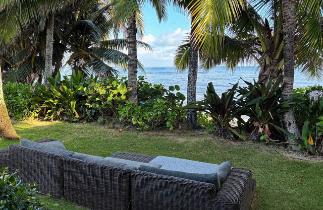 Oceanfront home w/ detached studio, lanai, hot tub, beach access and WIFI