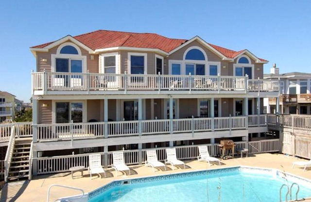 Oceanfront home w/heated pool, hot tub, elevator & rec room w/pool table