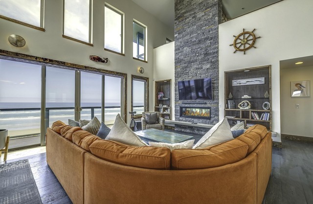 Oceanfront Home w/Hot Tub, Sauna, 8 Mi to Newport