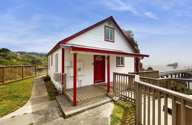 Oceanfront home with amazing views, hot tub, WiFi & deck - hiking nearby