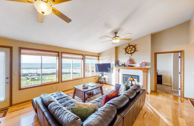 Oceanfront house steps to beach with private hot tub, firepit & spectacular view