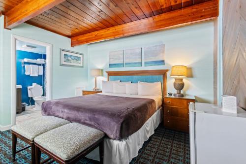 Oceanfront Inn Room #9 - Inlet View - King Bed