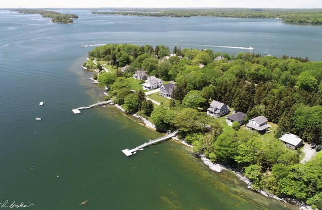 Oceanfront Maine Cottage w/ Shared Dock. Mere Point Peninsula; near Brunswick