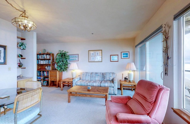 Oceanfront Nye Beach condo with views of ocean and lighthouse - great location