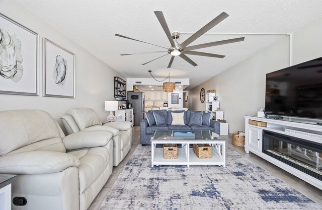Oceanfront Penthouse Level! King bed Recliners Coffee Bar!