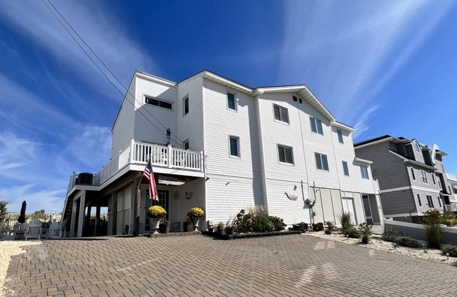 OCEANFRONT! PRIVATE BEACH ACCESS. call 914-475-1235 Yr round RENTALS !