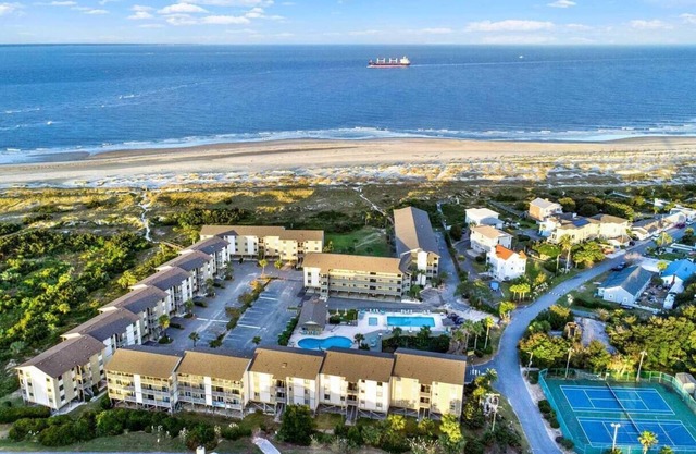 Oceanfront Private Getaway - Pool & Balcony