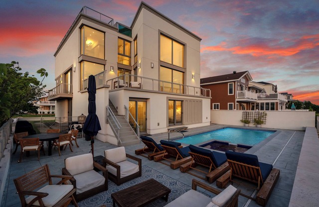 Oceanfront Retreat/Stunning Views, Pool & Luxury