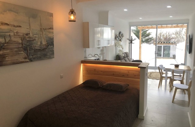 Oceanfront studio with private cobblestone patio and direct access to ocean pool