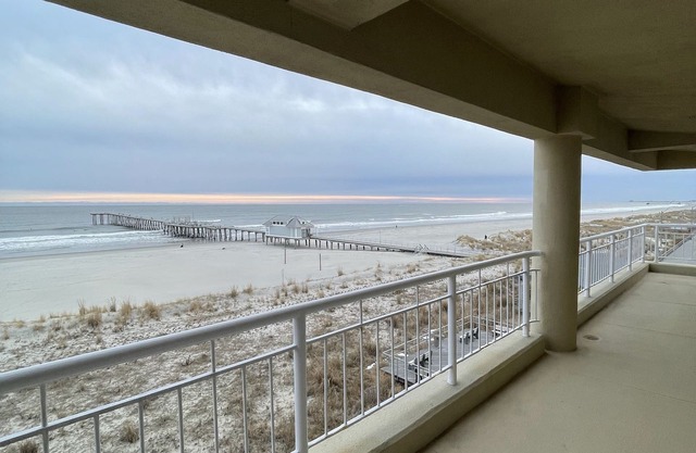 Oceanfront Studio steps away from Ventnor City Beach
