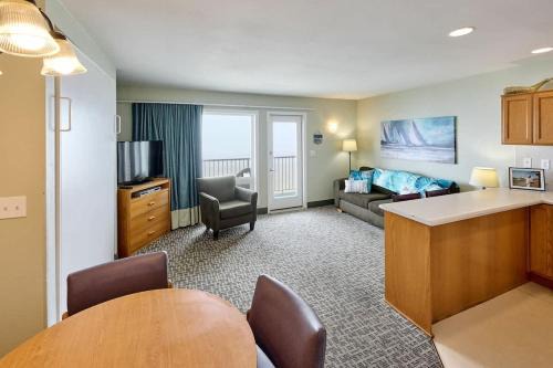 Oceanfront Suite - Sleeps 6 - Beach Access & Full Kitchen