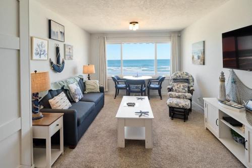 Oceanfront Suite - Top Floor - Pool and Sauna - Sleeps 6