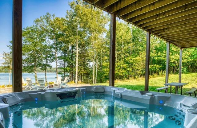 Oceanfront Tidal Falls Home w/ Hottub & Kayaks