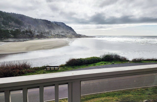 Oceanfront Views! Hot Tub! Walk to Everywhere in Yachats!