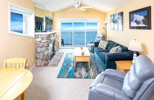 Oceanfront, Whale Watching, Pool - Whalers Loft