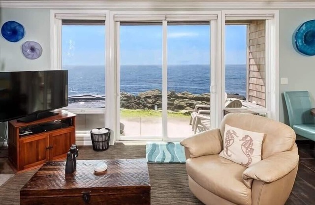 Oceanfront, Whales & Hot Tub | The Pointe