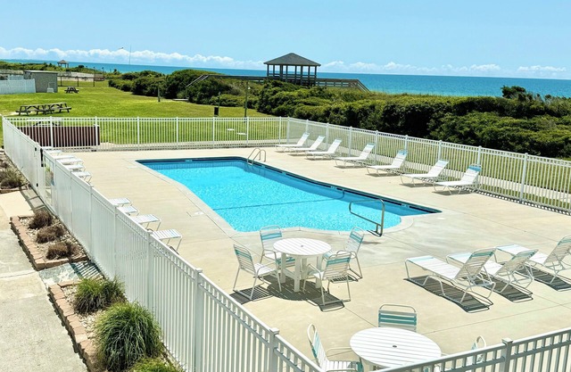 Oceanside Community 50 STEPS from PRIVATE BEACH WiFi Kitchen Pool BBQ Grill