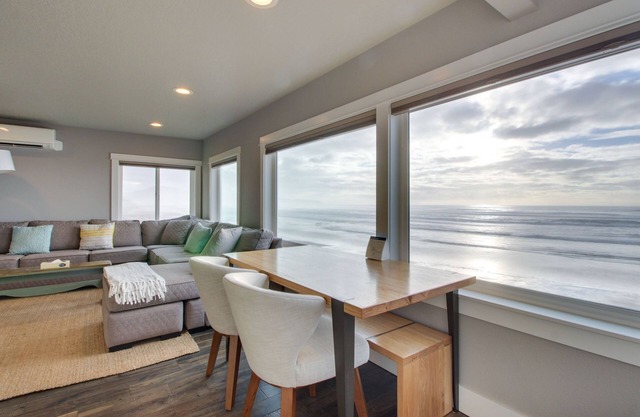 Oceanside Inn 1: Oceanfront w/2 primary suites!