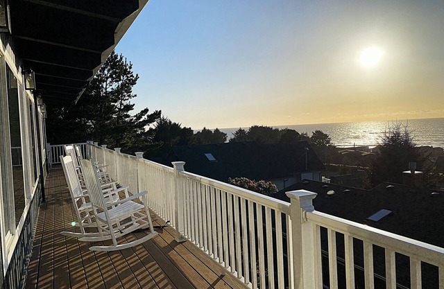 Oceanview Designer Family Home – Walk to Beach, Deck, Firepit, Office, Pets