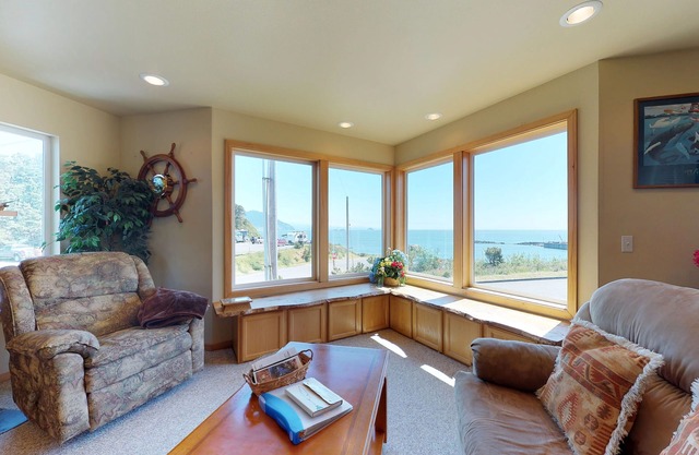 Oceanview home w/Jetted tub and great location - near the port and beach access