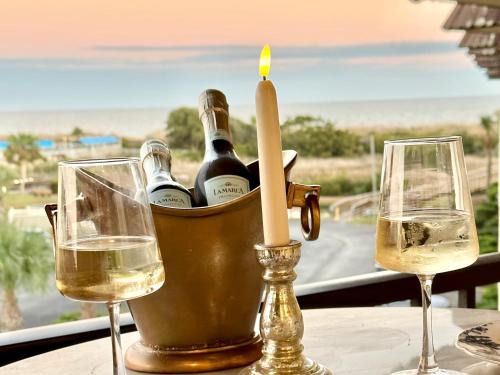 Oceanview Romantic Escape-King Suite, Balcony, Pool & Bar!