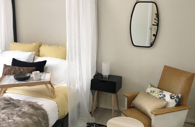 Ochre Boutique Apartment- 1 bedroom apartment a short walk to tram stop 1